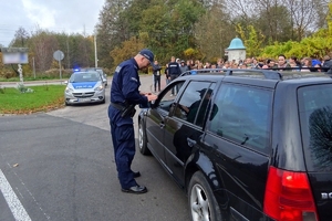 Zdjęcie przedstawia policjanta rozmawiającego z kierowcą.