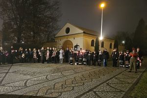 Zdjęcie przedstawia uczestników uroczystości.