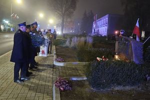 Zdjęcie przedstawia delegacje z wiązankami pod pomnikiem.