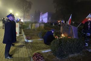 Zdjęcie przedstawia delegacje z wiązankami pod pomnikiem.