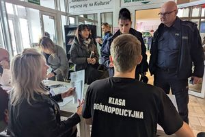 Zdjęcie przedstawia policjantkę, policjanta oraz komisję rejestrującą.