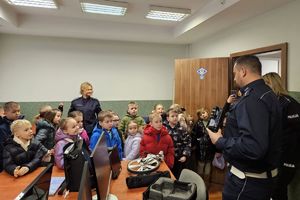 Zdjęcie przedstawia policjantów i przedszkolaki.