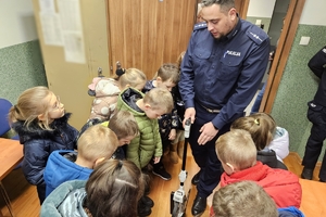 Zdjęcie przedstawia policjantki i przedszkolaki.