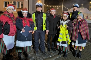 umundurowani policjanci rozdają odblaski uczestnikom wydarzenia we Wręczycy Wielkiej