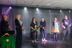 Zdjęcie przedstawia grupę teatralną na scenie.