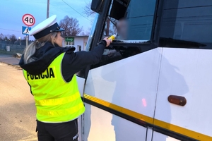 Zdjęcie przedstawia policjantkę kontrolującą stan trzeźwości kierowcy.