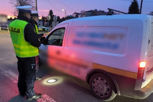 Zdjęcie przedstawia policjanta oraz policjantkę kontrolującą stan trzeźwości kierowcy.