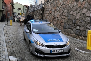 Zdjęcie przedstawia policyjny radiowóz.
