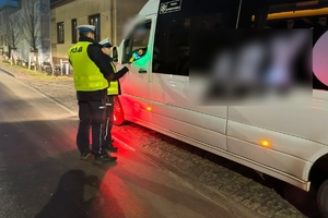 Zdjęcie przedstawia policjantów kontrolujących trzeźwość kierowcy.