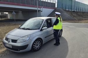 policjantka kontroluje auto osobowe