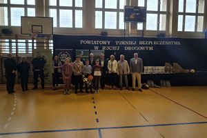 Zdjęcie przedstawia organizatorów oraz wyróżnionych uczestników turnieju.