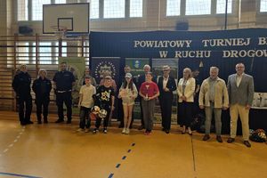 Zdjęcie przedstawia organizatorów oraz wyróżnionych uczestników turnieju.