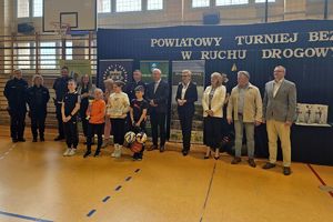 Zdjęcie przedstawia organizatorów oraz wyróżnionych uczestników turnieju.