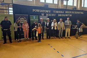 Zdjęcie przedstawia organizatorów oraz wyróżnionych uczestników turnieju.