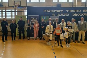 Zdjęcie przedstawia organizatorów oraz wyróżnionych uczestników turnieju.