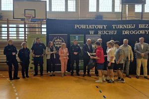 Zdjęcie przedstawia organizatorów oraz wyróżnionych uczestników turnieju.