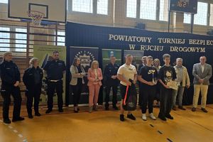 Zdjęcie przedstawia organizatorów oraz wyróżnionych uczestników turnieju.