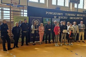 Zdjęcie przedstawia organizatorów oraz wyróżnionych uczestników turnieju.