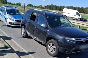 Zdjęcie przedstawia uszkodzony pojazd oraz radiowóz.
