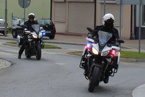 Policjanci na motocyklach.