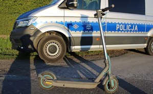 Zdjęcie przedstawia radiowóz oraz hulajnogę.