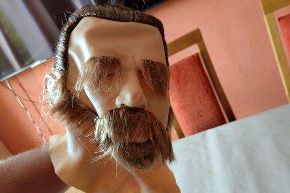 Zdjęcie przedstawia maskę imitującą twarz mężczyzny.