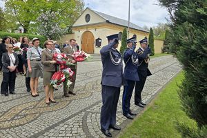 Zdjęcie przedstawia delegacje składające wiązanki pod płytą Józefa Piłsudskiego.