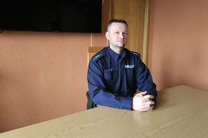 Zdjęcie przedstawia policjanta.