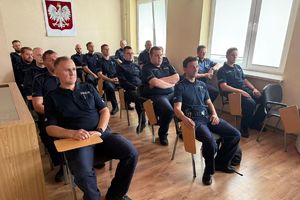Zdjęcie przedstawia policjantów w sali.