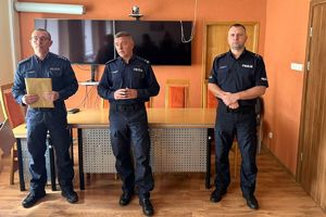 Zdjęcie przedstawia policjantów w sali.
