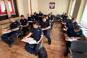 Zdjęcie przedstawia policjantów w sali.