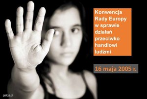 Kobieta z uniesioną dłonią.