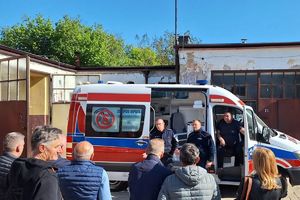 Zdjęcie przedstawia policjantów, uczestników szkolenia oraz karetkę.