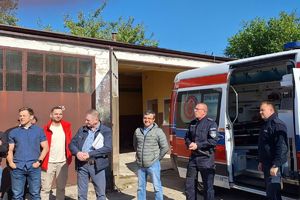 Zdjęcie przedstawia policjantów, uczestników szkolenia oraz karetkę.