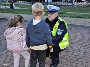 Policjant i dzieci.