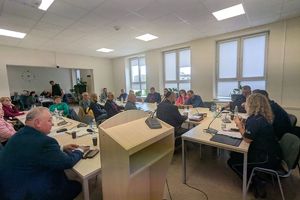 Zdjęcie przedstawia uczestników debaty.