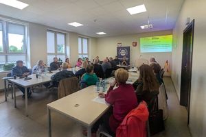 Zdjęcie przedstawia uczestników debaty.