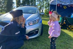 Zdjęcie przedstawia policjantkę oraz małą dziewczynkę.