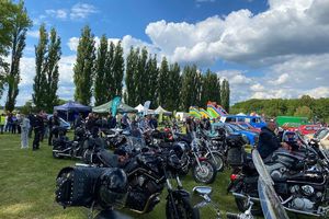 Zdjęcie przedstawia motocykle.
