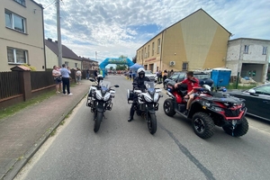 Zdjęcie przedstawia policjantów na motocyklach oraz strażaka na quadzie.