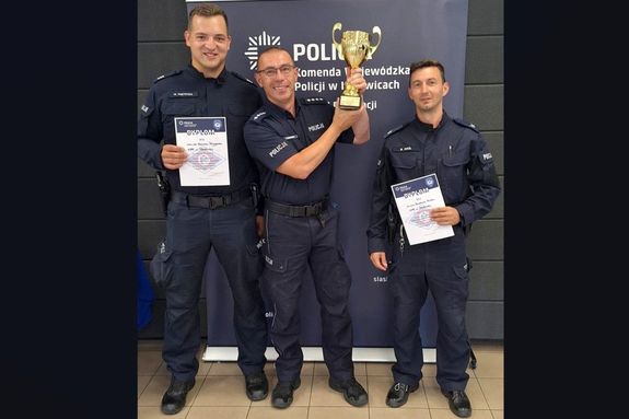 Zdjęcie przedstawia policjantów z pucharem.