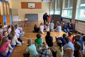 Zdjęcie przedstawia policjantkę oraz dzieci w sali.