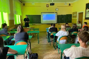 Zdjęcie przedstawia policjantkę oraz dzieci w sali.