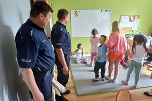Zdjęcie przedstawia policjantów oraz dzieci.