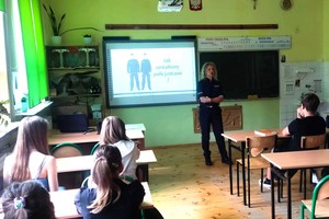 umundurowana policjantka prowadzi prelekcje