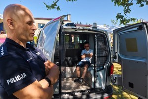 umundurowani policjanci pokazują policyjny sprzęt dzieciom