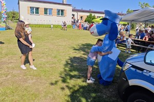 dziecko przytula się do Sznupka