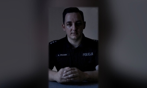 Zdjęcie przedstawia policjanta.