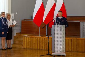 Zdjęcie przedstawia Komendanta Policji w Kłobucku przy mównicy.