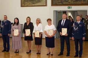 Zdjęcie przedstawia Komendantów oraz pracowników Policji z listami gratulacyjnymi.